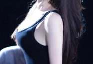 小姐姐俯身看你,小姐姐的温柔注视